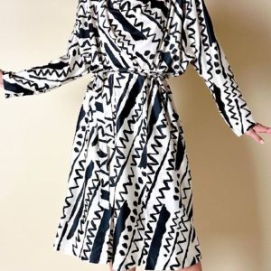 Abito sartoriale con cintura in coordinato fantasia optical bianco latte e nera