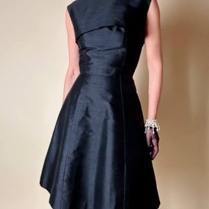 Abito sartoriale in shantung nero con bolero in coordinato